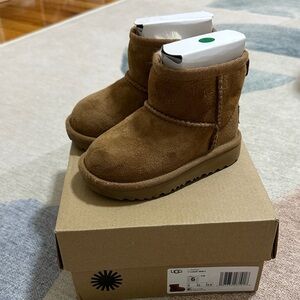 UGG Kids Mini Classic II Boots in Chestnut Brown